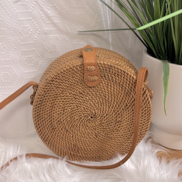 STREET LEVEL woven wicker round crossbody purse cow leather strap & clasp purse - Picture 3 of 9